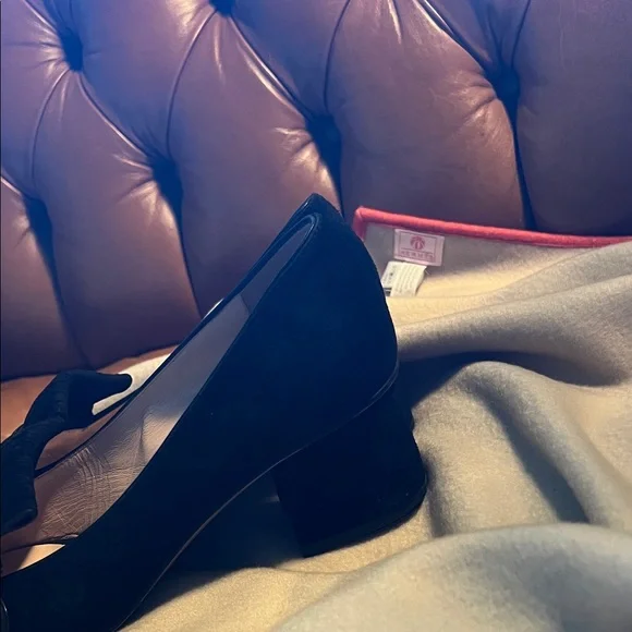 Gucci Black Heels with Gold Accent - Picture 3 of 7